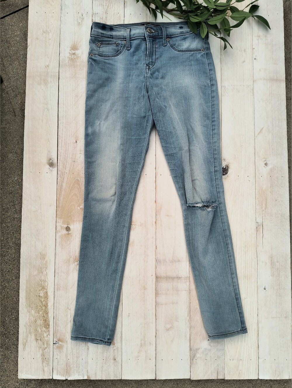 Women's Express Light Wash Skinny Jeans Distressed Mid Rise Stretch Size 2